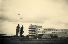 825404 Afbeelding van enkele Amerikaanse B-17 vliegtuigen boven de stad Utrecht om voedselpakketten af te werpen in het ...